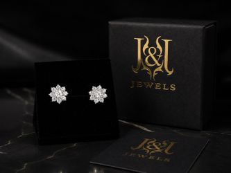 Luxury Flower Stud Earrings – 5mm 1CT Moissanite