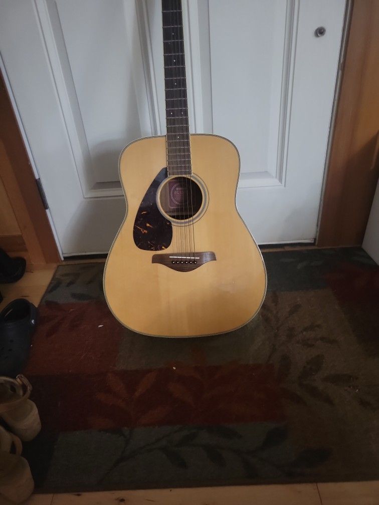 Left Handed Acoustic Yamaha Guitar