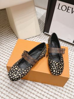 New LV women's shoes – available in various colors and a full range of sizes.