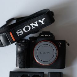 Sony Alpha a7R III -  ILCE-7RM3 A7R III Mirrorless Digital Camera + Charger