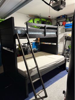 Bunkbed: twin over  full.