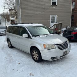 I selling 2008 Chrysler Town & Country 
