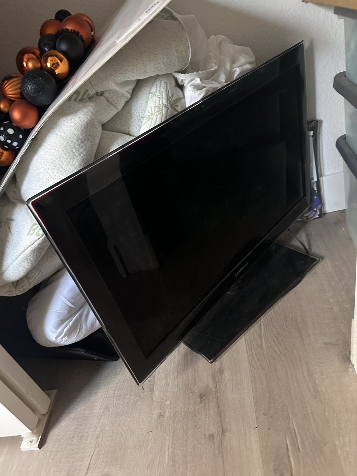 35” Flat Screen TV