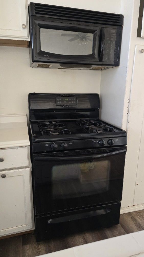 Stove & Microwave/Hood