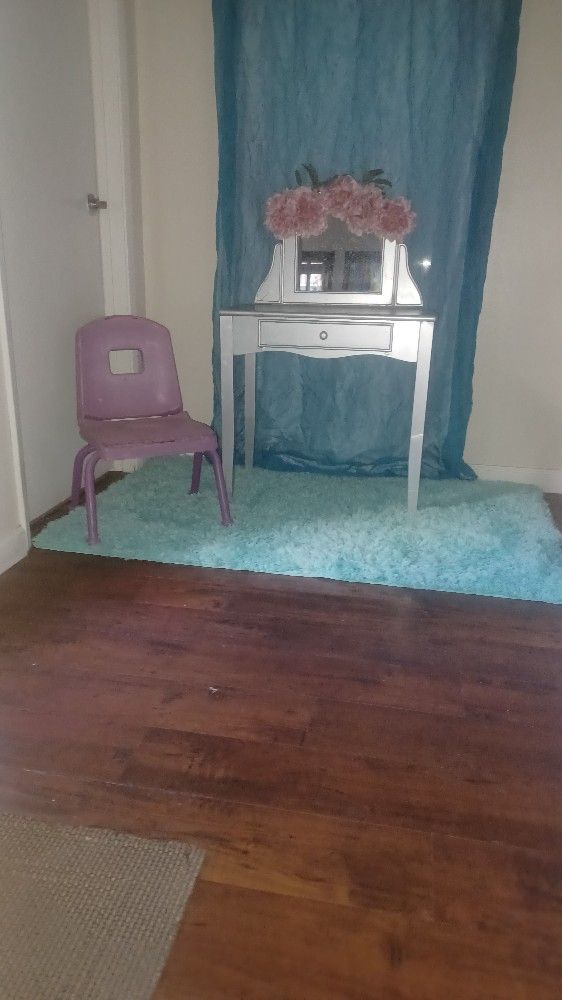 Kids Vanity  And Chair