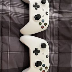 2 Xbox Controllers