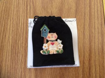 Cat & birdhouse pin