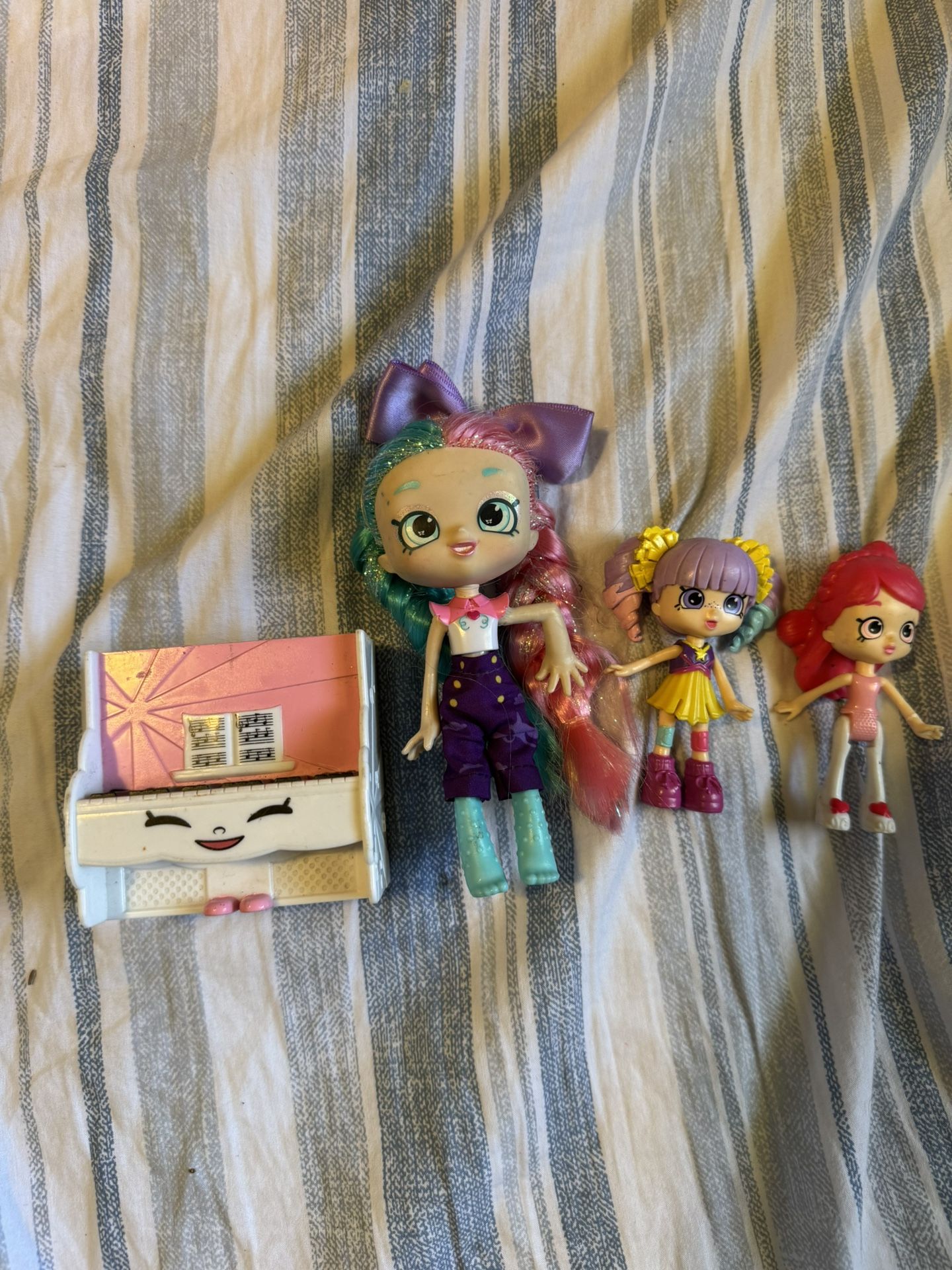 Bundle Of Shopkins Little Dolls / Like New 