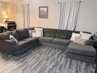 Large 6-Seater Sectional with Chaise- Gray