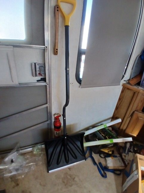 Yeti Snow Snow Shovel 17 Inch.