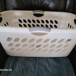 Large Sterilite Laundry Basket