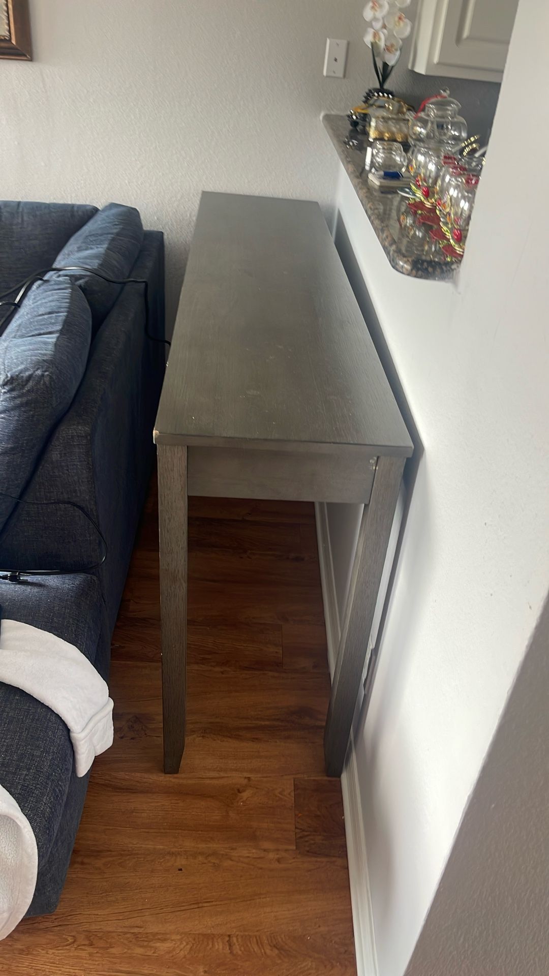 Modern Console/Sofa Table – Great Condition