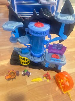 Super Friends Batman The Joker & The Flash Playset Batcave Showdown