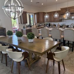 BEAUTIFUL 9 PIECE DINING TABLE SET AND 4 BARSTOOLS
