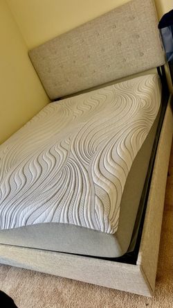 Cama Queen con colchón en excelente estado