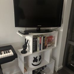 Samsung TV + Roku box - PICK UP BEFORE SUNDAY 31 AUG