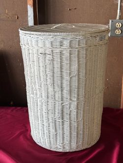 Heavy duty wicker laundry basket
