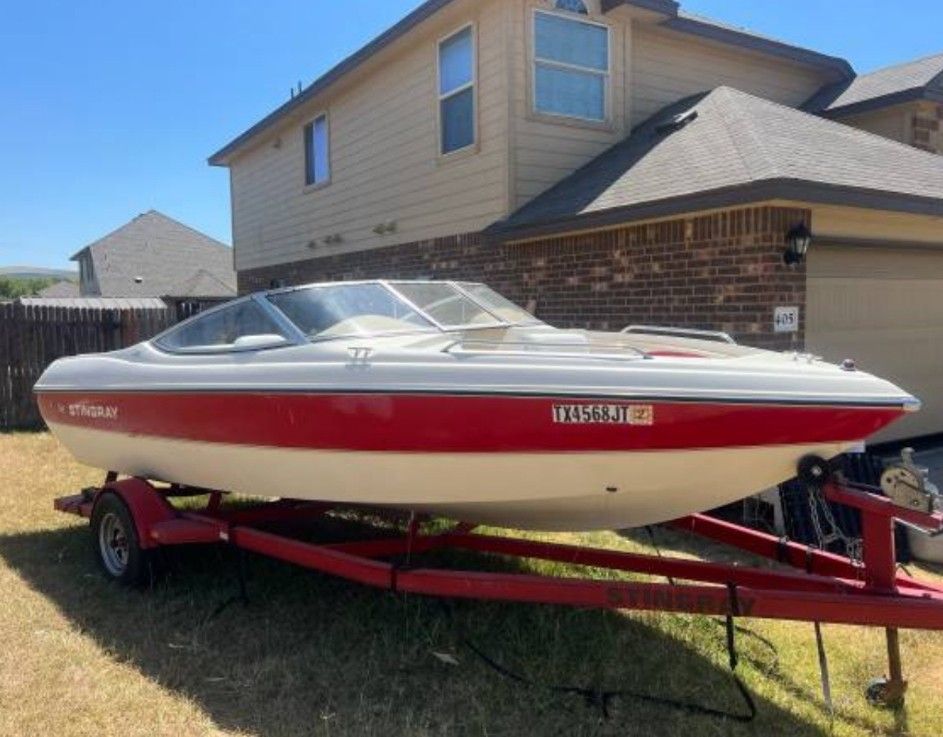 2002 19 ft Stingray Ski Boat 