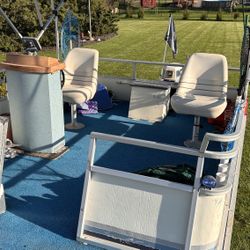 Crest Pontoon 