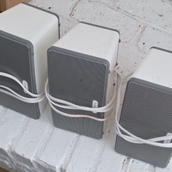  Sonos Play:3  is a versatile, mid-sized wireless smart speaker designed for medium-sized rooms,