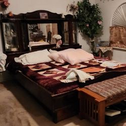 KING SIZE BED WITH MIRRORED GLASS HEADBOARD