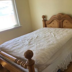 Queen Bed Without Mattress With Box Spring Base In Nice Refinished Pine Ball Style Post Like Marry Poppings 