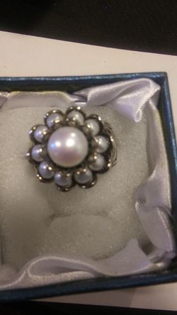 Pearl & Silver ring. Size 8