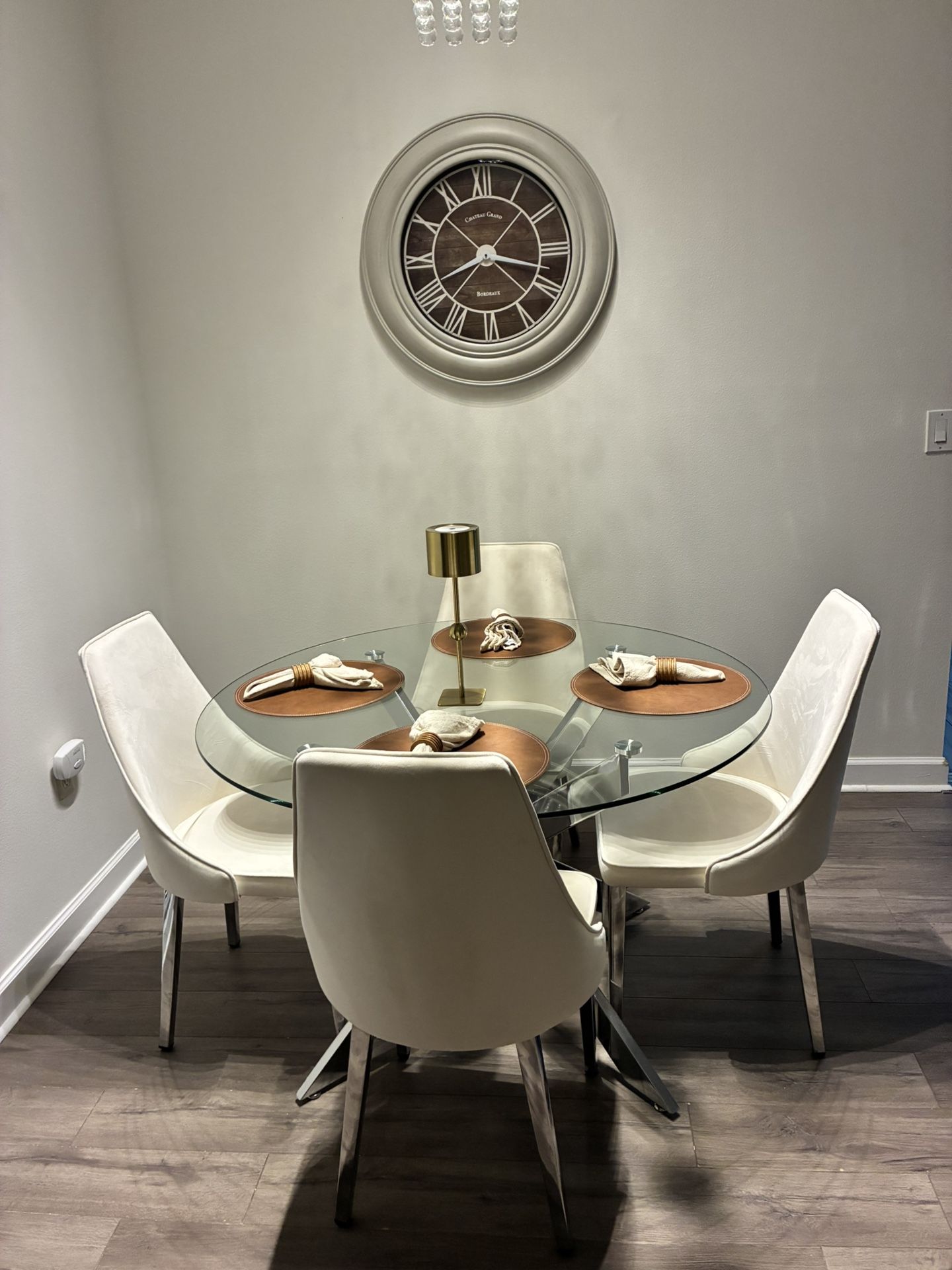 Round Dinning table 