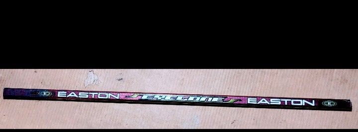 Easton Cyclone 40 1/2 Inch hockey stick shaft in great shape. Size: Intermediate