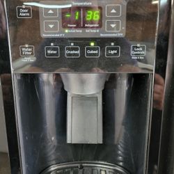REFRIGERATOR GENERAL ELECTRIC GOOD CONDITION EVERYTHING WORKS GOOD STILL CONECTED 