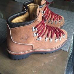 Original pair of Dexter boots like brand new size #7mens which is size# 9 in women’s $100. Firm