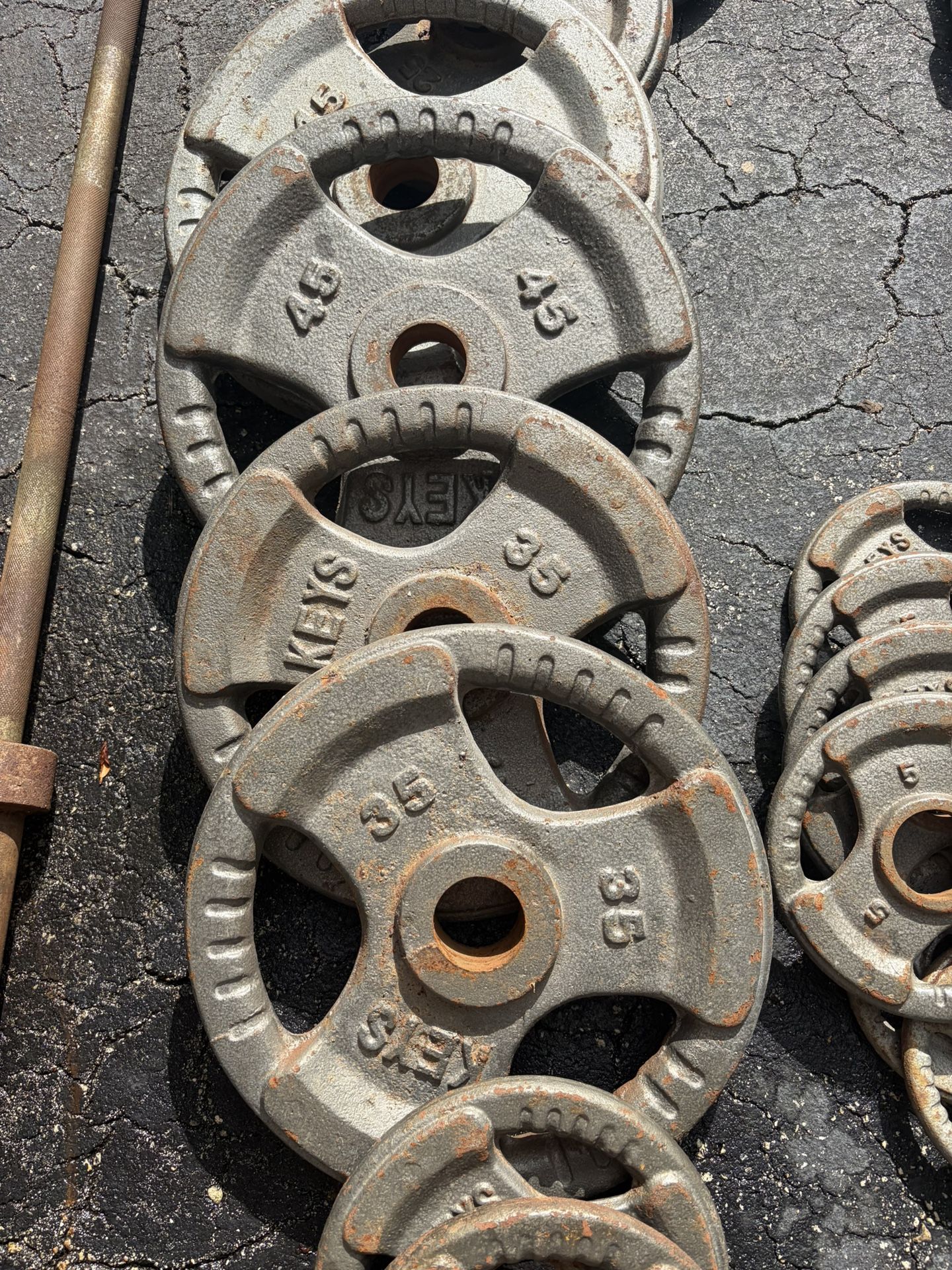 275 Lb Barbell And Dumbell Set