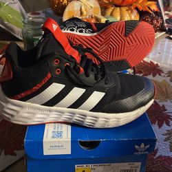 Tennis Adidas Size 4 used in good condition
