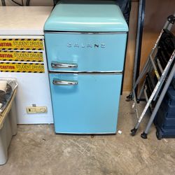 Galanz 3.1 Cu.ft Mini Fridge with Top Freezer
