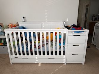 Graco Convertible Crib + Changing Table — Like New