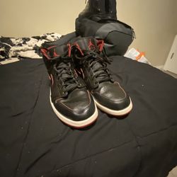 Jordan 1 Mid Black Red