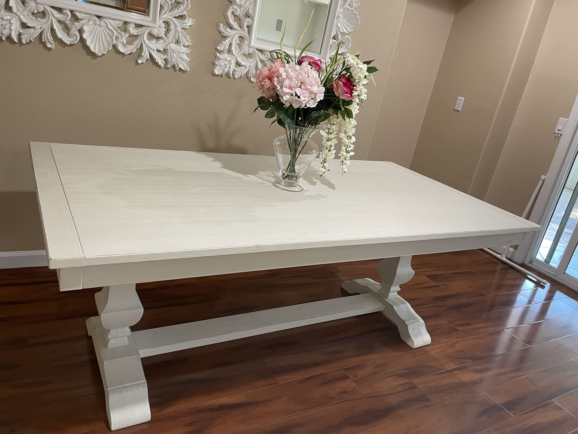 Like New- Beautiful dinning table (78’’, 102’’ fully extended )