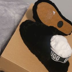 UGG BRAND NEW SLIDES SIZE 6
