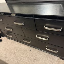 Dresser With Mirror