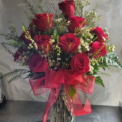 1 Dozen Roses In A Vase