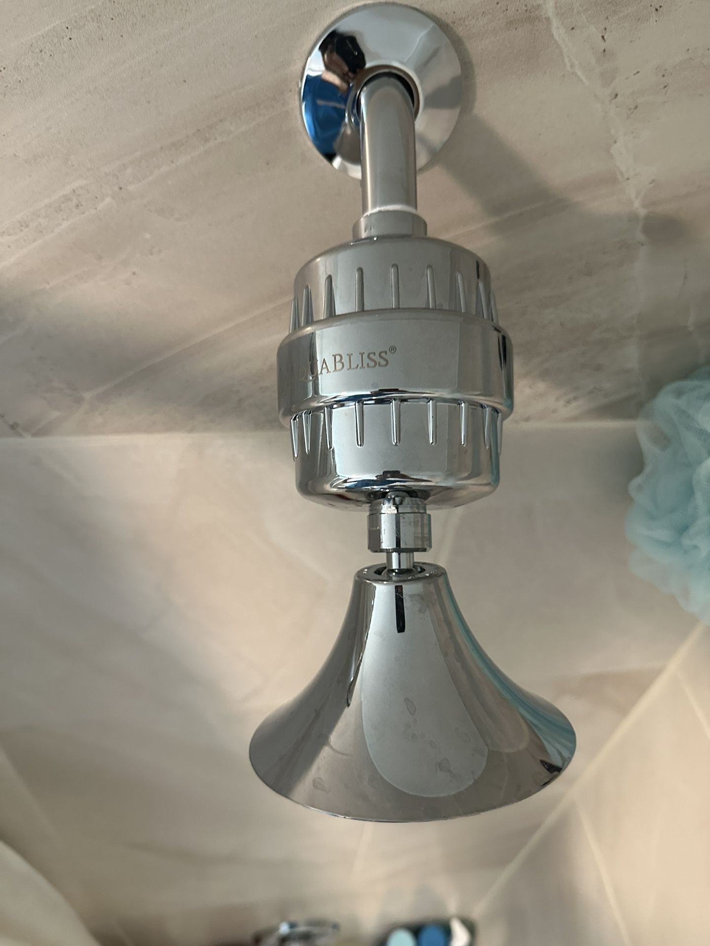 AquaBliss High Output Revitalizing Shower Filter - Reduces Dry Itchy Skin, Dandruff, Eczema, and Dramatically Improves The Condition of Your Skin, Hai