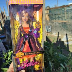 VINTAGE 2006 HALLOWEEN CHARM BARBIE.  PICK ⛏️ UP ONLY