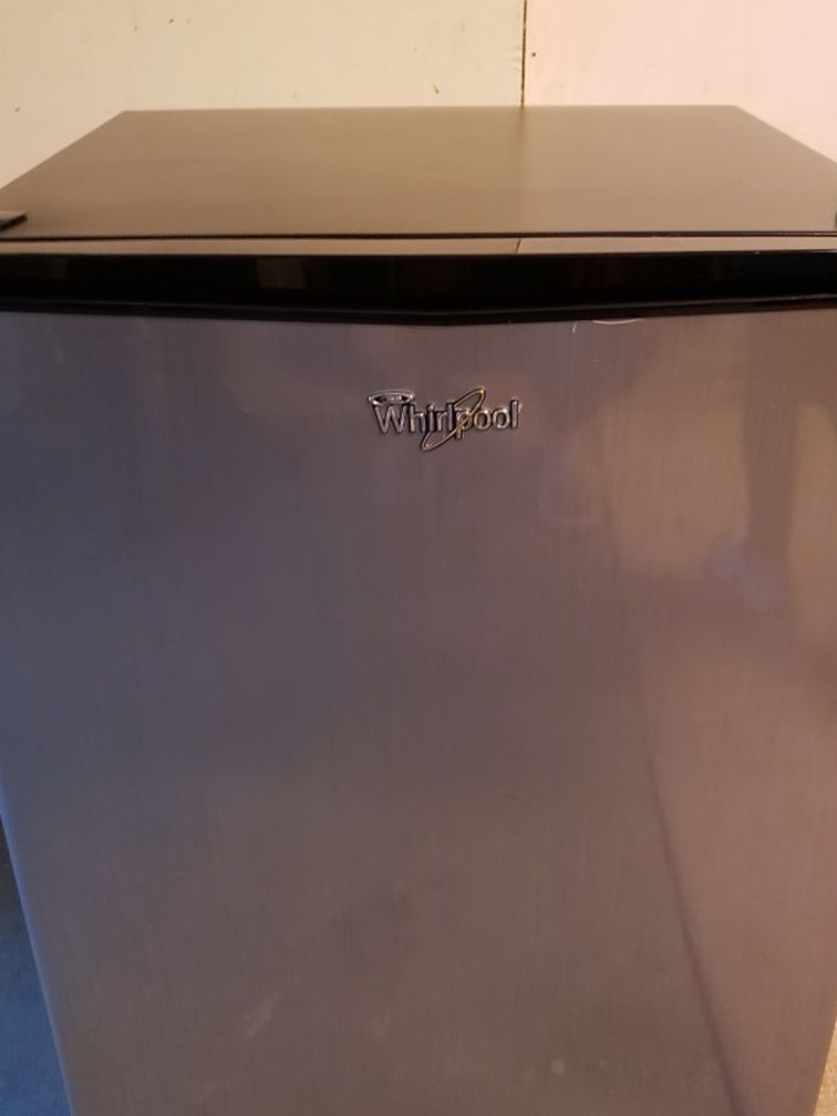 Whirlpool MINI fridge