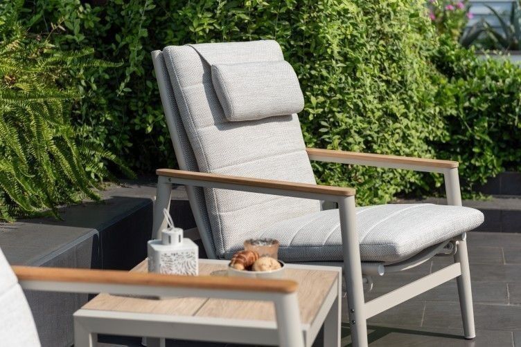 BRAND NEW Light Teak Recliner Lounge Chair Made of Die-cast Aluminum, Ideal Furniture For Outdoor