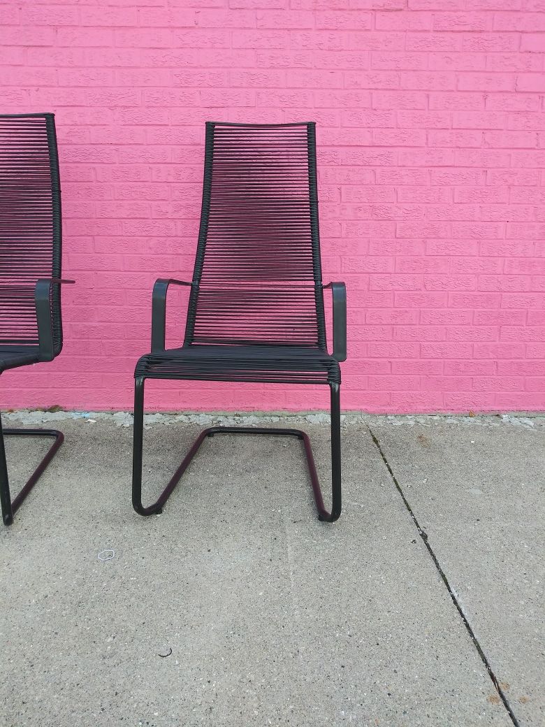 2 SILLAS BONITAS, COMODAS Y RELAJADORAS PARA LA SALA PARA EL CUARTO O PARA DONDE USTED QUIERA!!$160.00 POR LAS 2 O MEJOR OFERTA..OBO