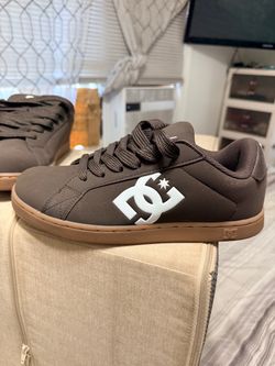 Tennis shoes