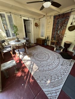 Beautiful Indoor/Outdoor Medallion Rug 8x10