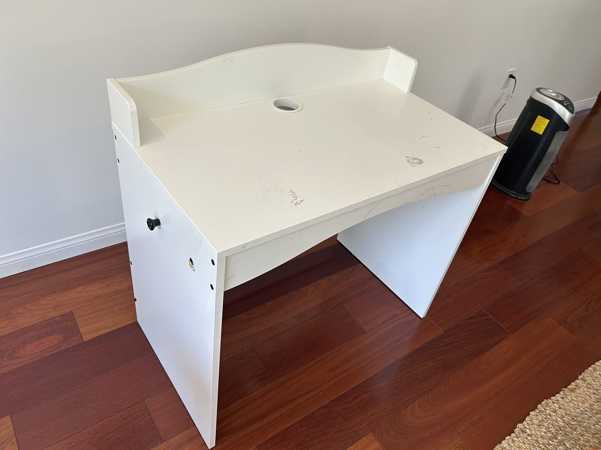 FREE Kids’ White Desk – Drawing, Homework, Craft Station