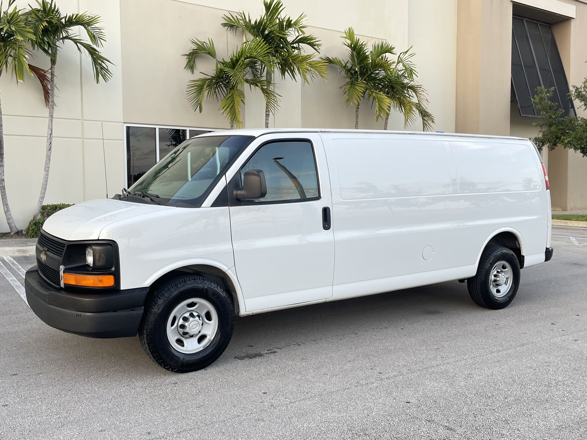 2017 Chevrolet., Express., 3500 Cargo Van Extended 