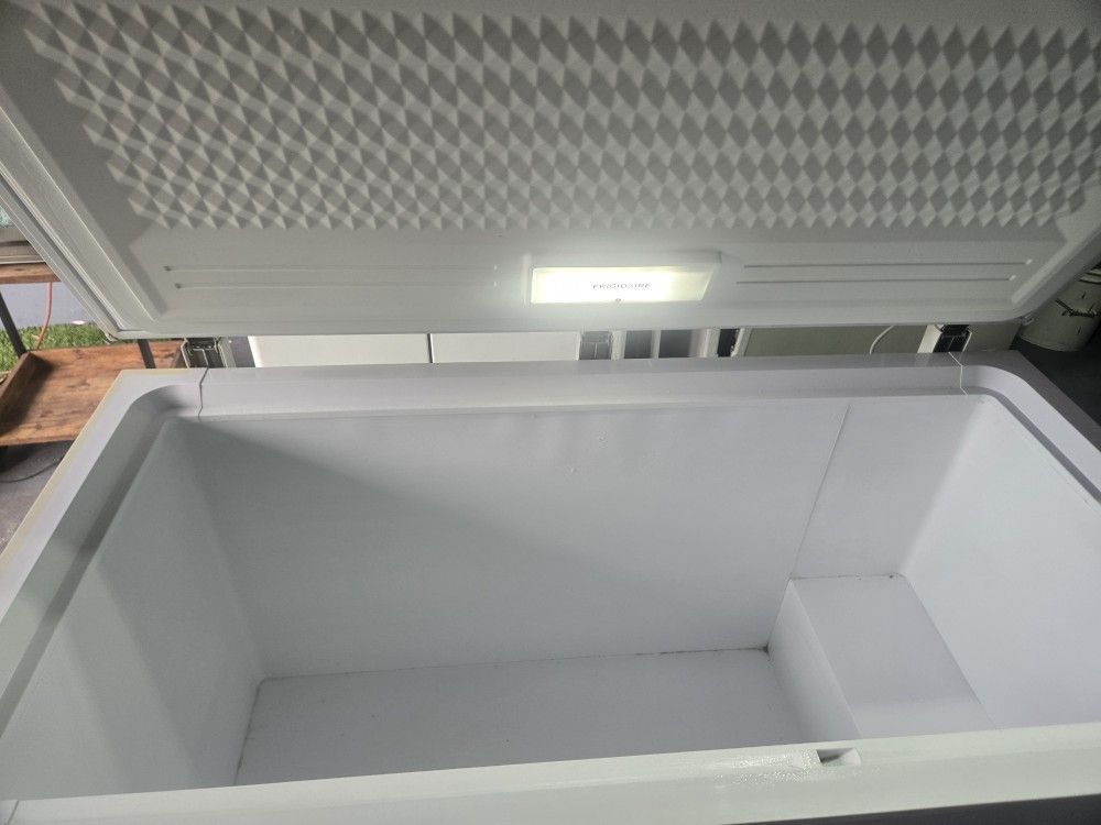 Whirlpool Chest Freezer. Needs Gasket. Works Great